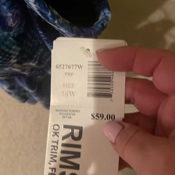 New with tags tankini top!Blue/purple print with cups/adjustable straps Size 16w - Picture 3 of 3